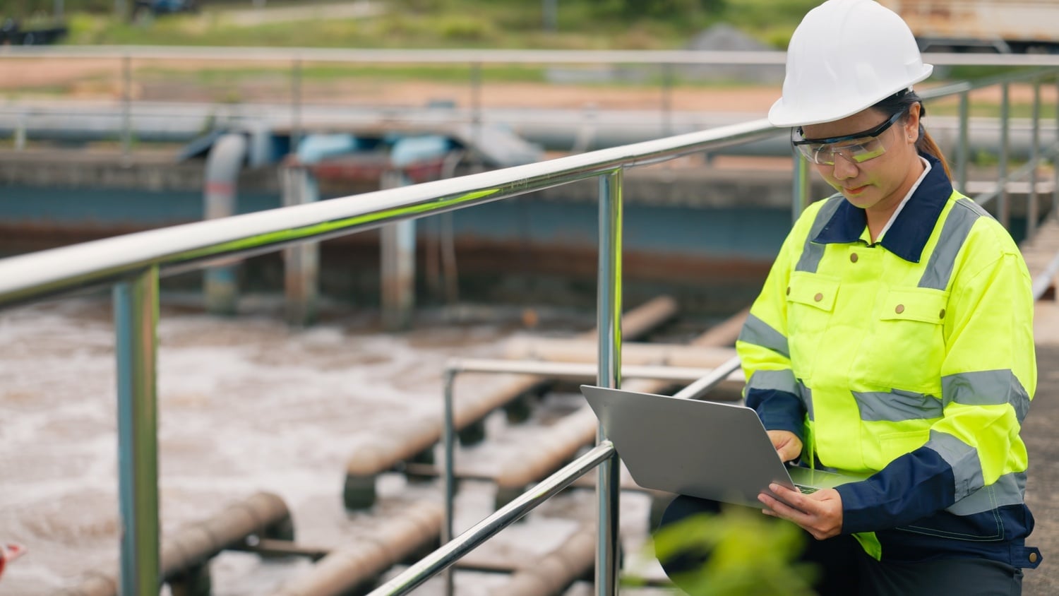 NEUTRA CO2 for pH control quality engineer with laptop AdobeStock_2148870153-1